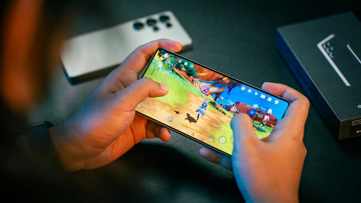 battle royale game play showing a mobile player spotting enemies through dense jungle foliage with HUD visible