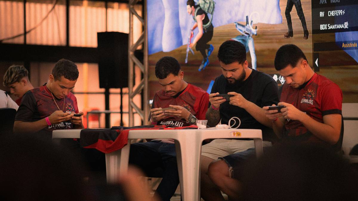 game battle royale mobile hay gameplay showing player aiming with customized touch controls on smartphone screen